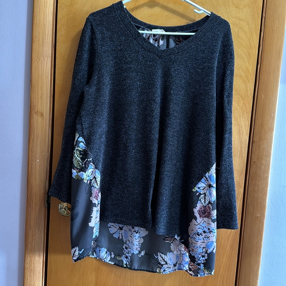 Women’s floral sweater tunic size XL